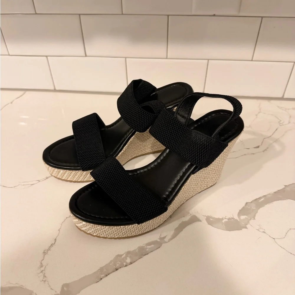 5/$25 🎉 - Size 7 Black Wedge Sandals
